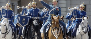 Klassisk militärparad rider och spelar i Nyköping