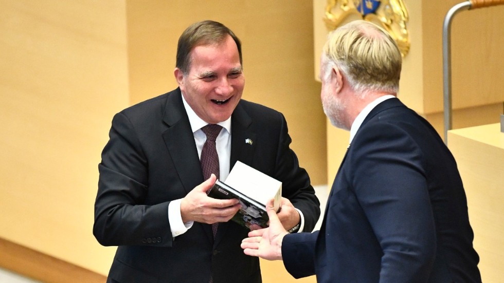 Med erforderliga redskap och nödvändig facklitteratur såg Liberalernas Johan Pehrson till att statsminister Stefan Löfven kan laga en perfekt crème brûlée därhemma.