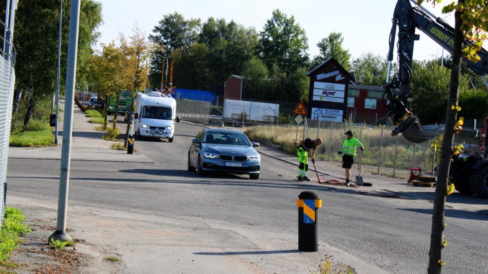 Asfalteringsarbetet på Älmåkragatan pågår hela veckan men ska inte påverka trafiken i någon större utsträckning, enligt Ulf karlsson. "Det kan hända att man får stå och vänta", säger han.