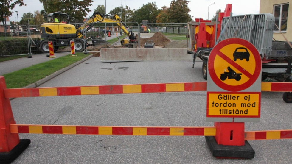 Parkleden är avstängd under ett par dagar medan vatten och avlopp dras fram till den nya offentliga toaletten i Köpingsparken.