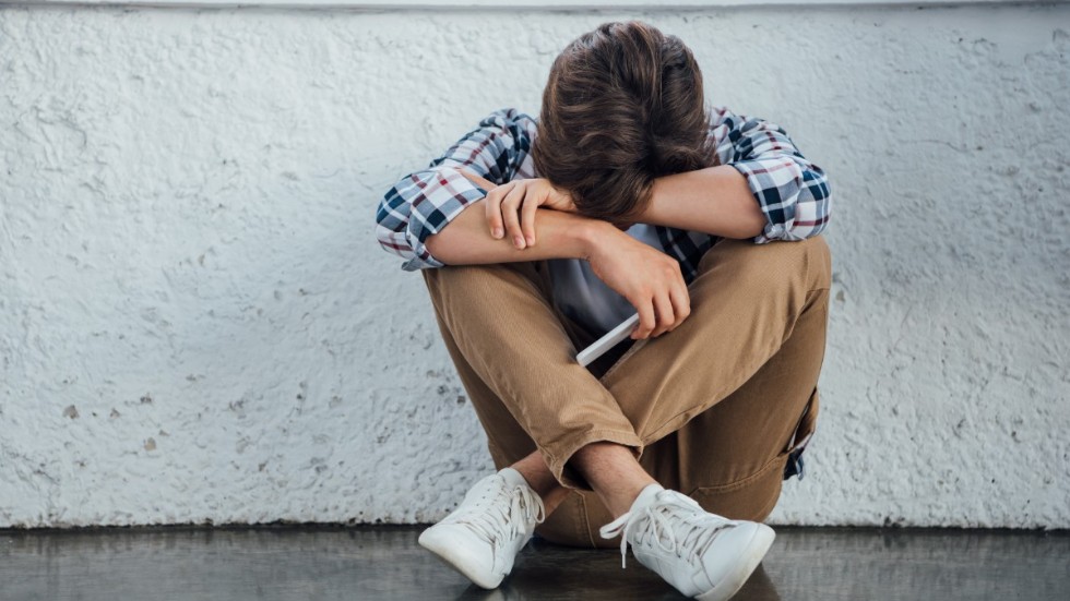 Folkhälsomyndigheten har noterat en ökning av psykosomatiska symptom som oro, nedstämdhet, sömnbesvär, trötthet och huvudvärk bland unga i skolåldern, skriver debattören.