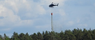 Beskedet: Helikopter rycker in för att släcka stora skogsbranden