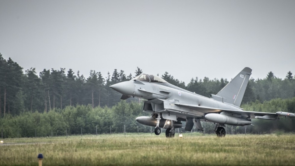 En nutida stridsflygare borde vägra att starta sin flygmaskin till Sveriges försvar, anser skribenten.