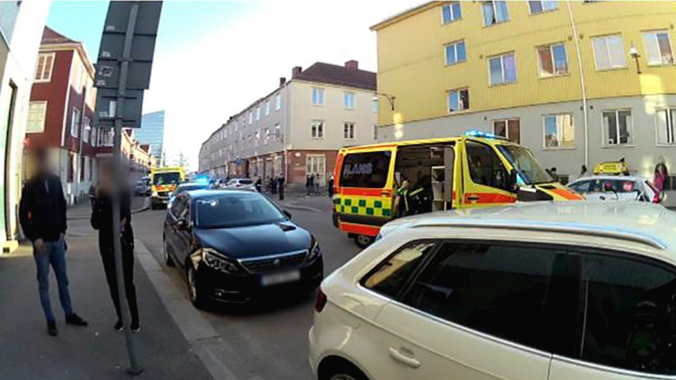 Polis och ambulanser i stadsdelen Gamlestaden i Göteborg efter mordet i maj 2020. Bild ur polisens förundersökning.