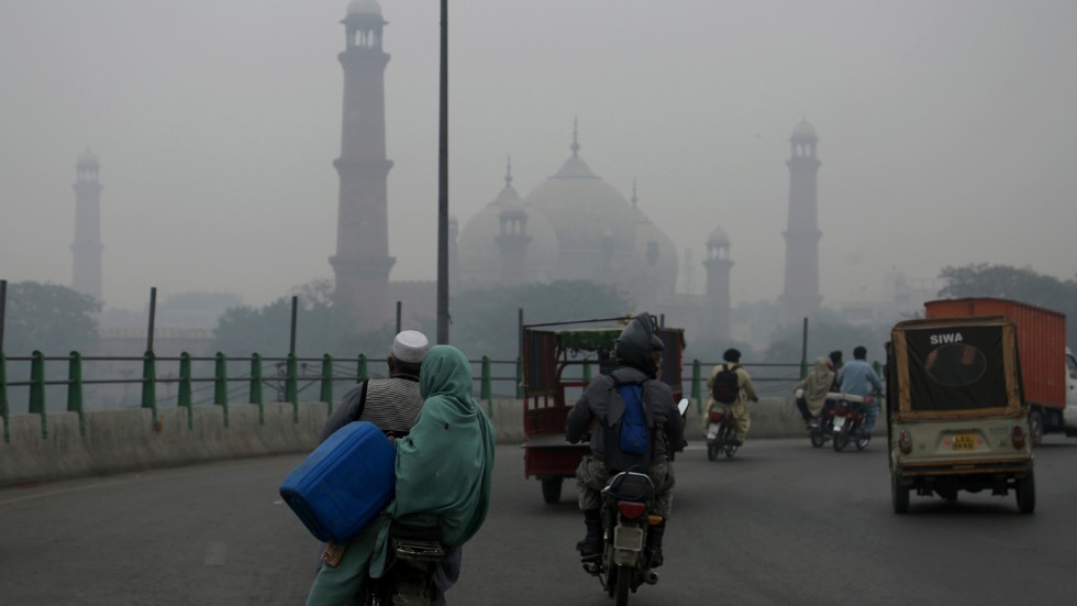 Kraftig smog sveper in över en moské i Lahore i Pakistan. Genom att plantera tio miljarder träd hoppas regeringen göra livet drägligare i landets storstäder. Arkivbild