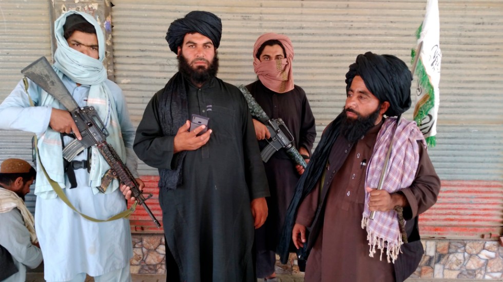 Talibaner patrullerar i staden Farah.