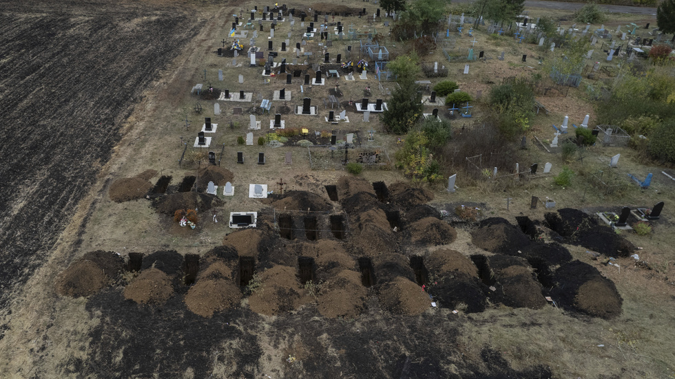 Nygrävda gravar för robotattackens offer, den 8 oktober. Arkivbild.