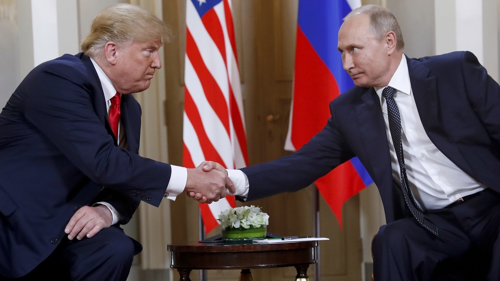 2018 i Helsingfors dåvarande president Donald Trump och Rysslands despot Vladimir Putin i hand. 
