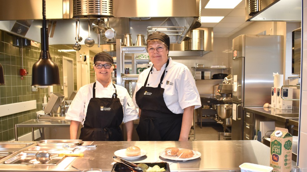 Carina Karlsson och Annelie Samuelsson arbetar som kockar i skolköket i Frödinge. "Genomtänkt och lättarbetat" är deras omdöme kring sin nya arbetsmiljö. 