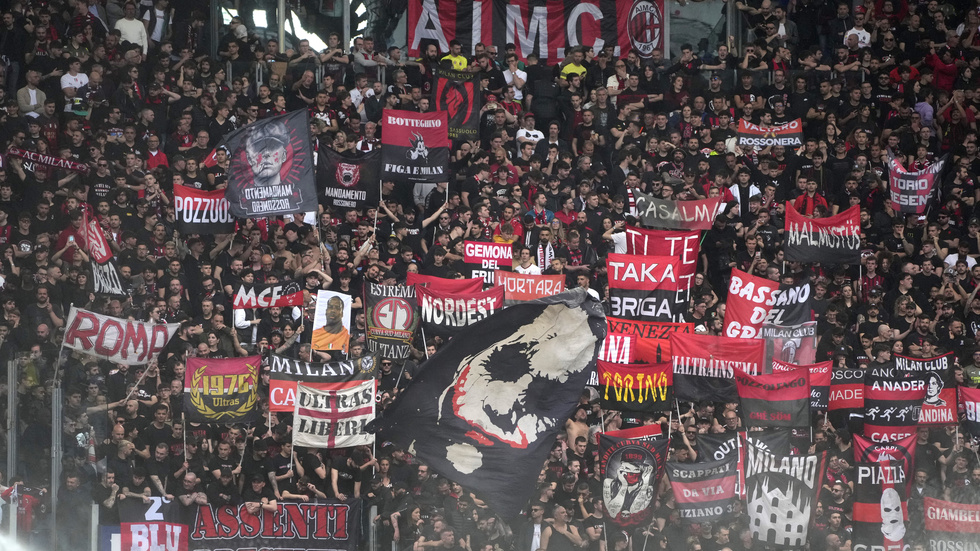 AC Milans fans inför en match i Serie A. Arkivbild.