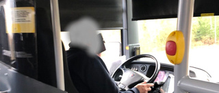 Här pratar busschauffören i telefon – trots hög hastighet