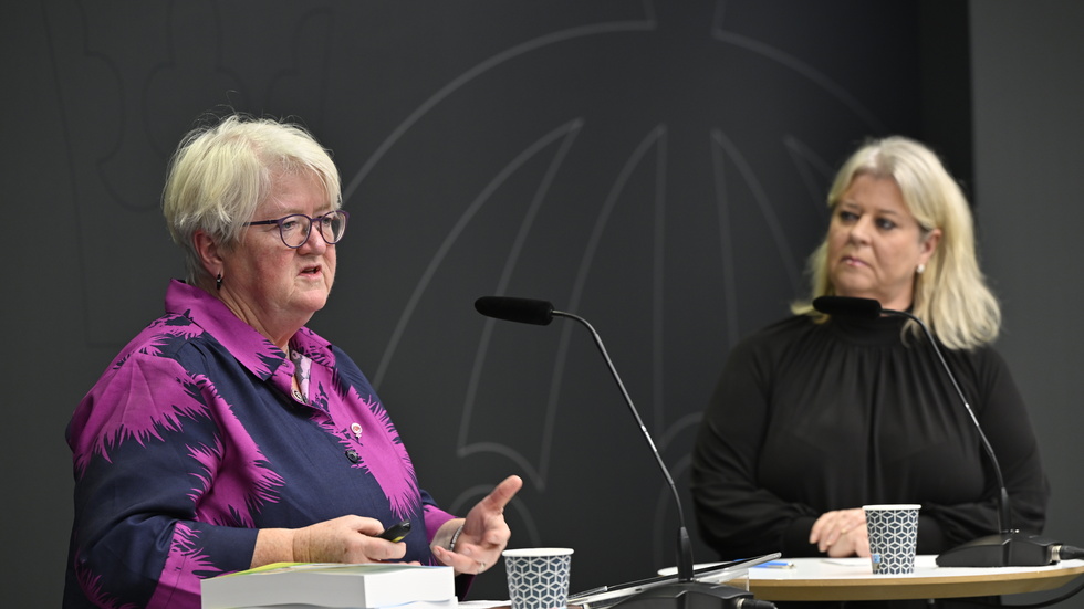 Utredare Carina Ohlsson (till vänster) tillsammans med socialtjänstminister Camilla Waltersson Grönvall (M) under måndagens pressträff.