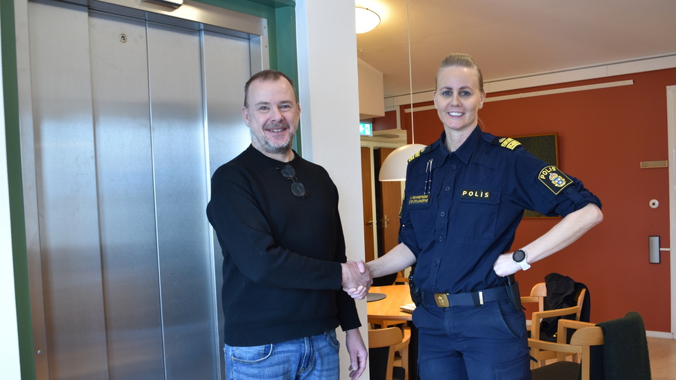 Tobias Siverholm är brottsförebyggare i Kinda kommun. Här skakar han hand med Ann-Christine Rehnström som är länspolismästare lokalpolisområde Linköping. De har båda precis undertecknat samverkansöverenskommelse och ett medborgarlöfte mellan polismyndigheten och Kinda kommun. 