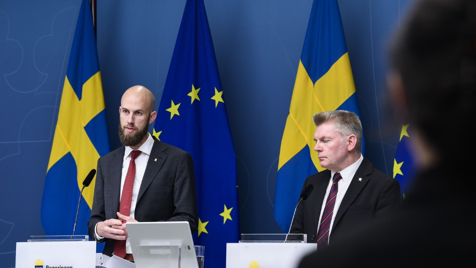 Ministern för civilt försvar Carl-Oskar Bohlin (M) och Magnus Hjort, vikarierande generaldirektör på myndigheten för psykologiskt försvar.