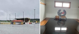 Fotbollsplanen har blivit en sjö – en meter vatten i lokalerna
