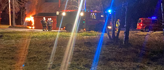 Brand i personbil norr om Lövånger: ”Hörts flera smällar”