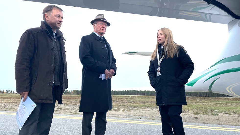 Josephine Juhr from Germany showed King Carl XVI Gustaf and municipal councilor Lorents Burman (S), and one of the electric airplanes.