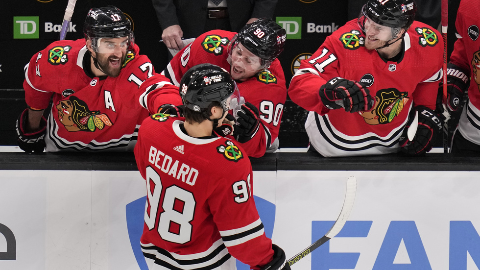 Chicagos Connor Bedard (98) gratuleras efter karriärens första NHL-mål.