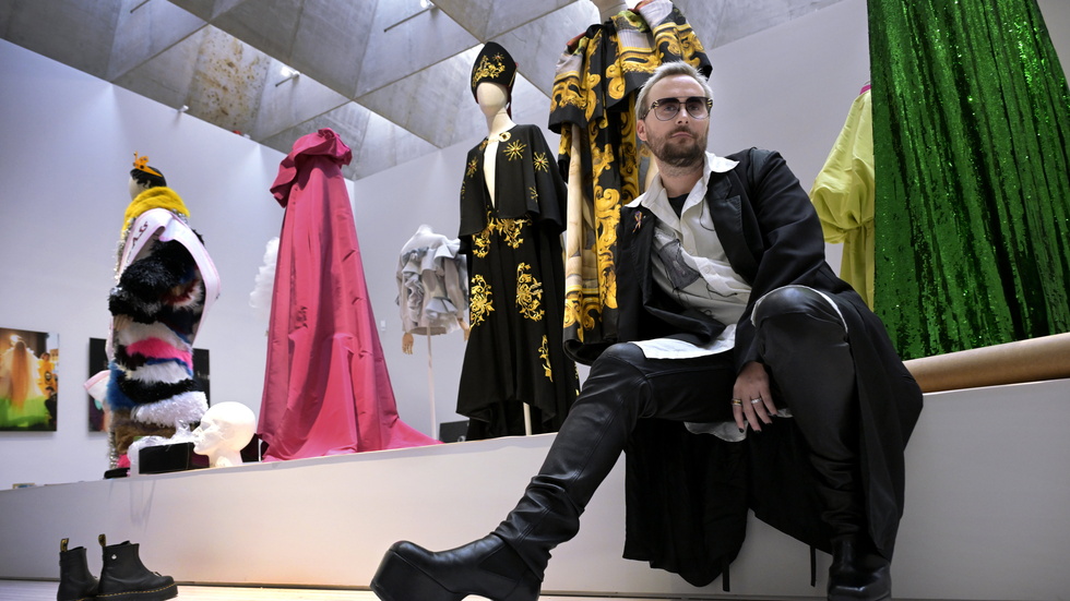 Fredrik Robertssons haute couture-samlande ligger till grund för utställningen "Klänningen gör mannen" på Liljevalchs konsthall.