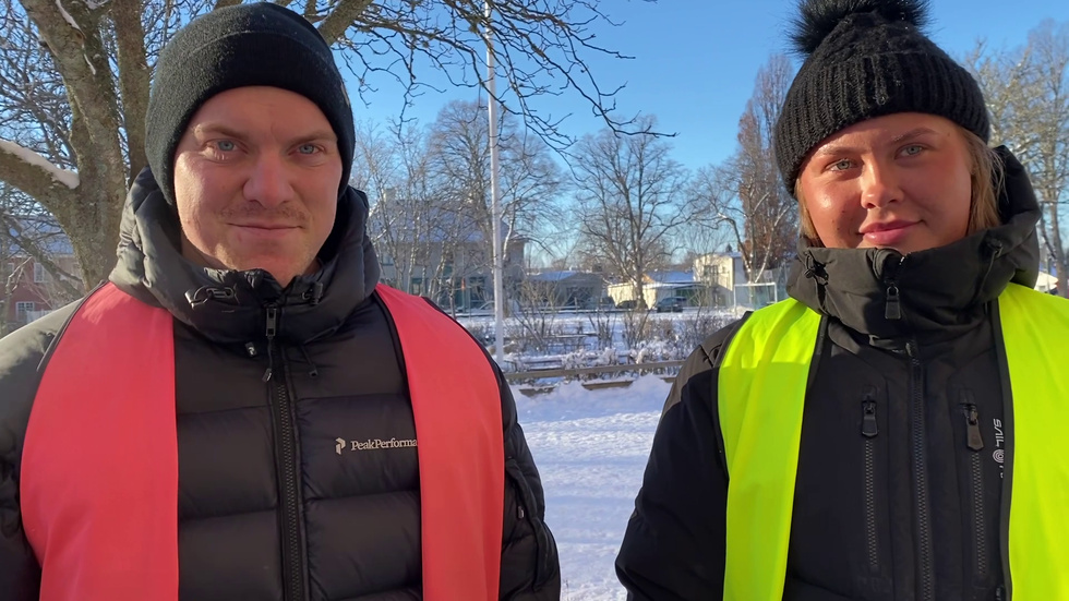 Joakim Hammar och Nikki Åhlander, rastvakter på AL-skolan kämpar mot kylan genom att röra på sig men tycker båda två att det är kallt.