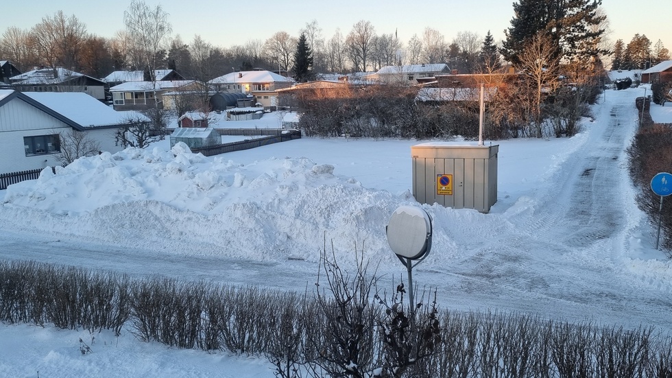 Att ploga in bilar med snövallar är lika galet som att lägga upp snömassor på lägsta punkten i Östra Ryd, tycker signaturen Leif A.