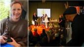 Tina fick ta emot Årets bok 2023 på Bokmässan i Göteborg
