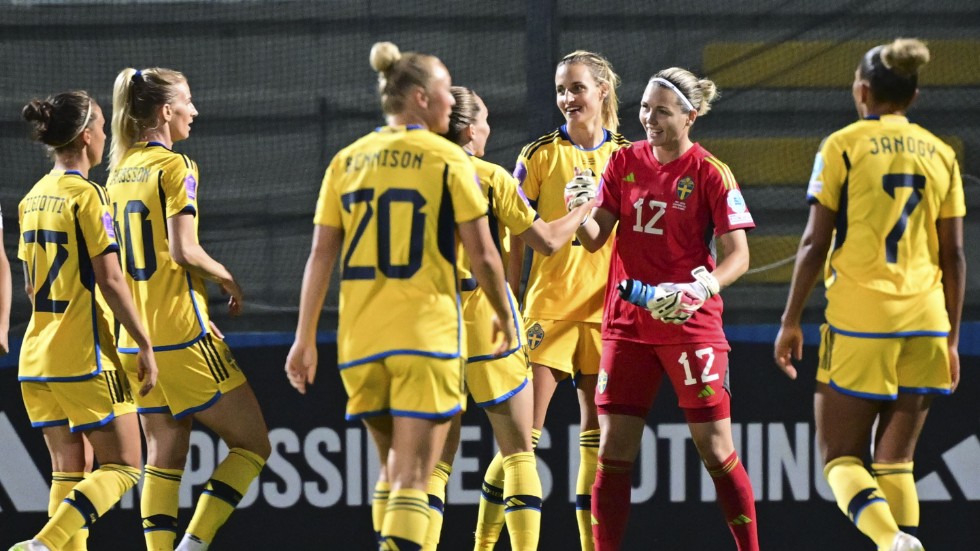 Jennifer Falk, i rött, firar 1–0-segern i tisdagens Nations League-match borta mot Italien.