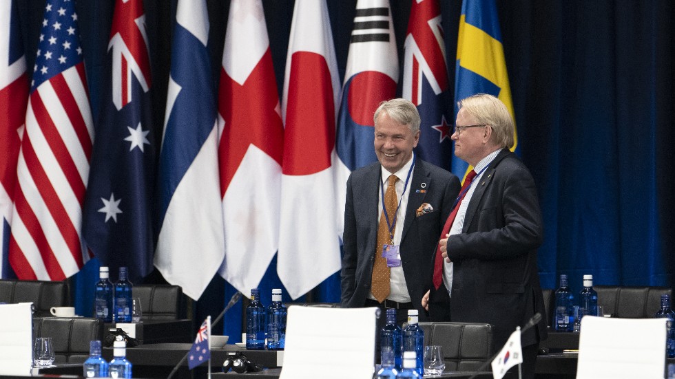 Finlands utrikesminister Pekka Haavisto och Sveriges före detta försvarsminister Peter Hultqvist, på Nato-toppmöte i Madrid. Skribenten resonerar kring varför Socialdemokraterna svängde i Natofrågan.