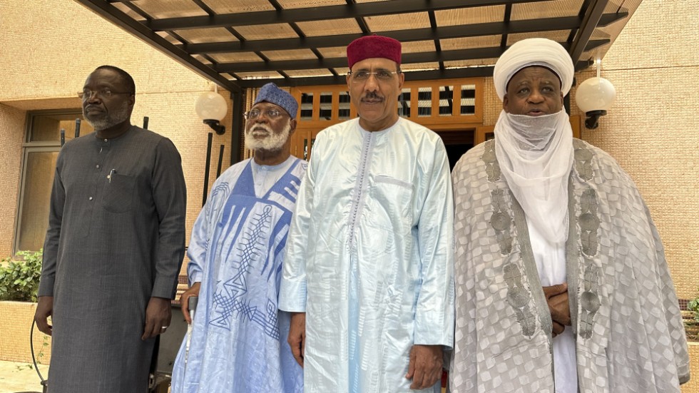 Företrädare för Ecowas fick tidigare i augusti träffa den avsatte presidenten, Mohamad Bazoum (tvåa från höger), som hålls i husarrest, på plats i Niger.
