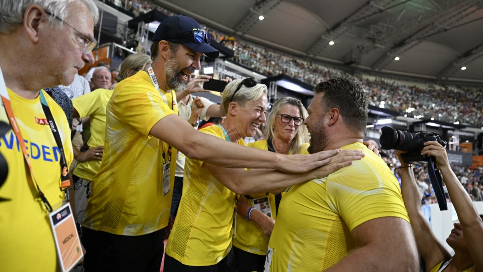 Daniel Ståhl firar VM-guldet med tränaren Staffan Jönsson och förbundskapten Kajsa Bergqvist. Arkivbild.