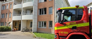 Räddningstjänsten släckte fullt utvecklad lägenhetsbrand