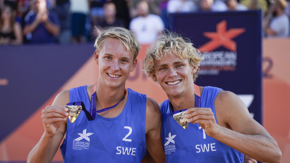 David Åhman (till höger) och Jonatan Hellvig poserar med sina guldmedaljer i EM i München 2022. Arkivbild.