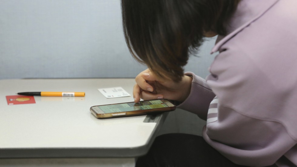 Unesco skriver i en rapport att överdriven användning av smarta telefoner försämrar utbildningsresultaten i skolan. Arkivbild.