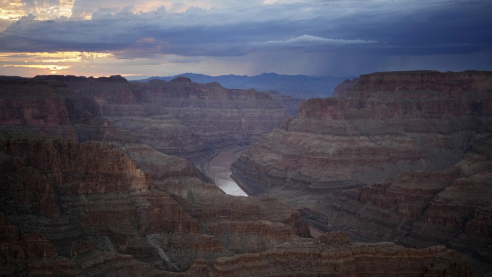 Coloradofloden har gröpt ur berggrunden och bildat den mäktiga ravinen Grand Canyon.