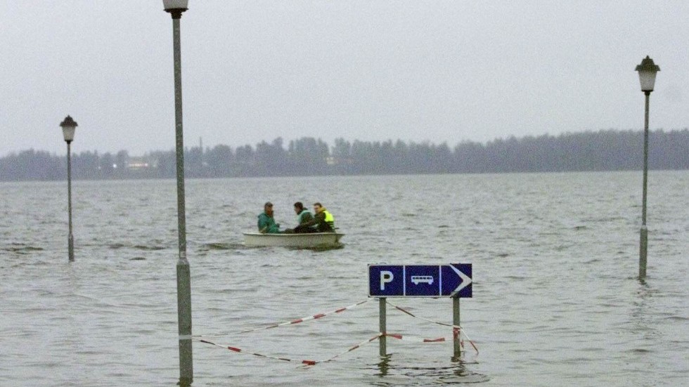 24 november 2000 tvingades fastighetsägare i Arvika ta båt för att ta sig till de hus som drabbats hårdast av översvämningarna. Arkivbild.