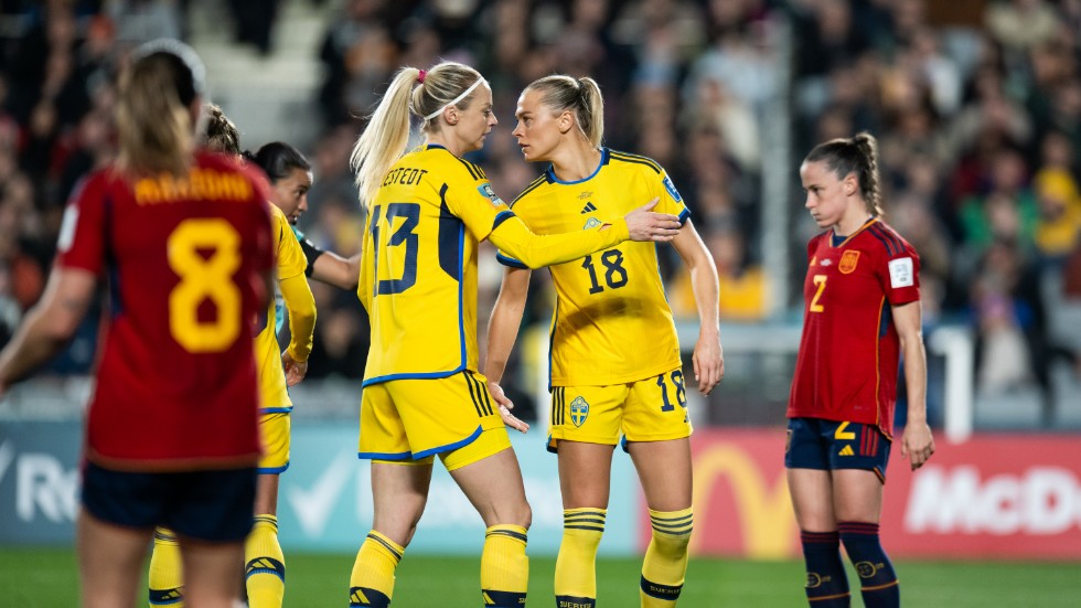 Amanda Ilestedt och Fridolina Rolfö under den pågående VM-semifinalen. 