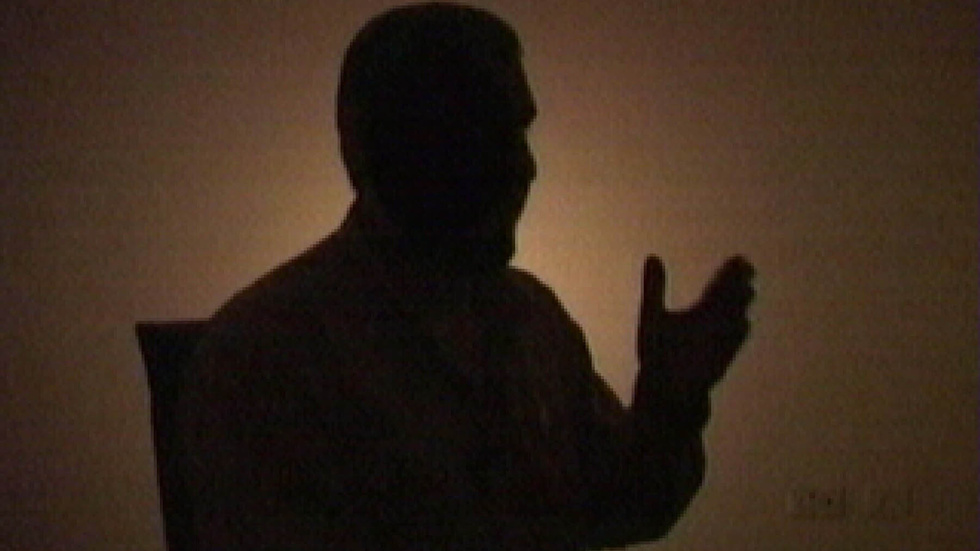 En man som påstås vara Mohammed Deif – ledare för Hamas väpnade gren – i en delvis maskerad film från 2005. Arkivfoto.