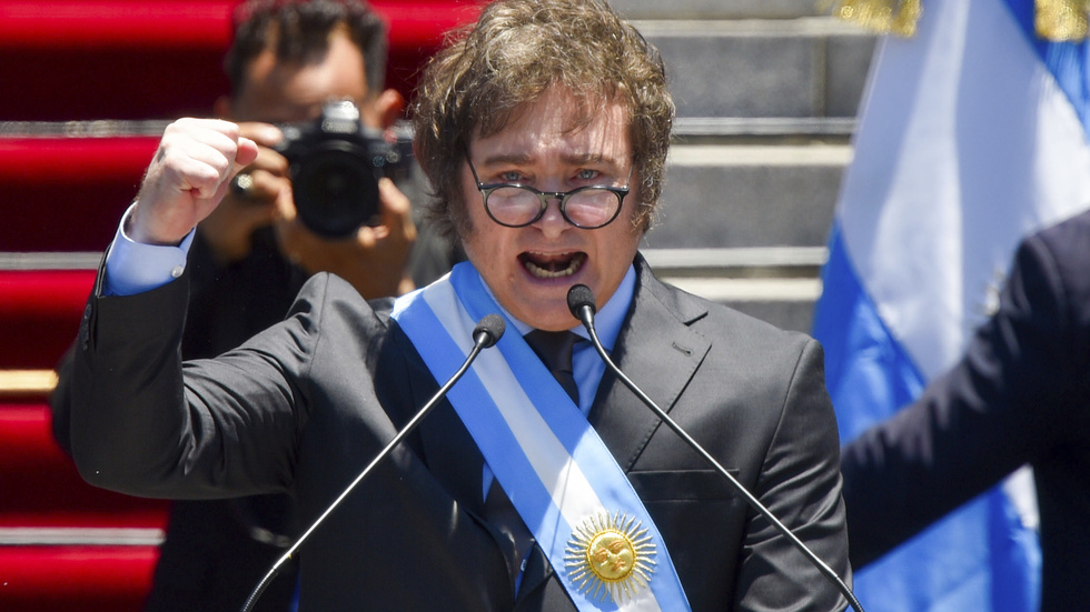 Javier Milei svärs in som Argentinas president.