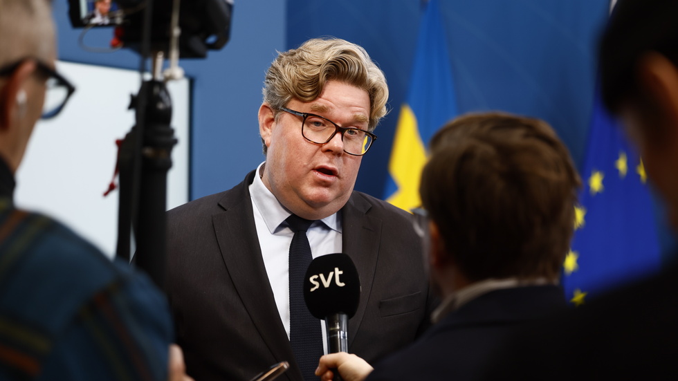 Justitieminister Gunnar Strömmer möter media efter att ha presenterat en lägesuppdatering av säkerhetsläget i Sverige.
