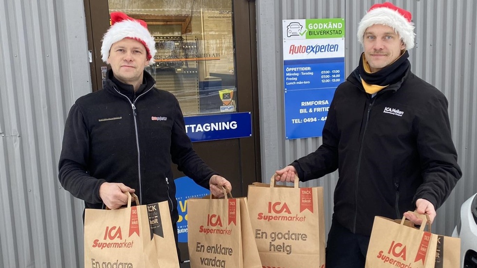 Ronnie Arvidsson (till vänster) jobbar på Rimforsa Bil och Fritid, Jocke Törnberg på ICA i Rimforsa. De hade båda en idé om att dela ut julkassar till familjer som har det svårt under julen, och nu blir idén verklighet.  