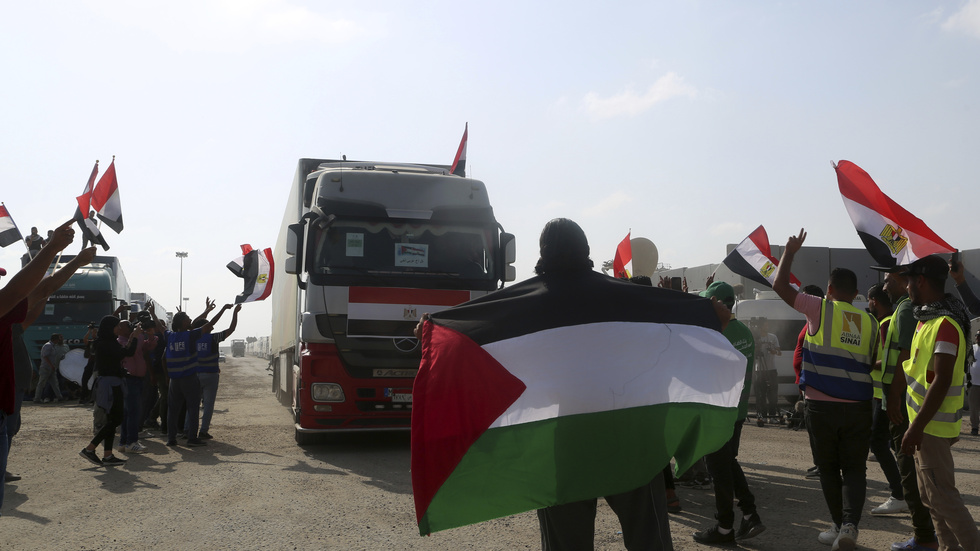 Volontärer tar emot en lastbil med humanitär hjälp till Gaza vid gränsövergången i Rafah.