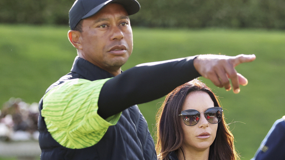 Golfstjärnan Tiger Woods med ex-flickvännen Erica Herman under en tävling på Irland sommaren 2022. Herman drar nu tillbaka en mångmiljonstämning mot Woods stiftelse och säger att hon aldrig anklagat honom för sexuella trakasserier. Arkivbild.