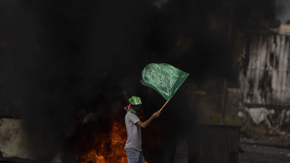 Genrebild på demonstrant med Hamas-flagga. Arkivbild.