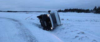 Skåpbil i diket utanför Knivsta