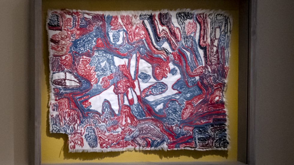 Några av verken i textil vid fredagens pressvisning av utställningen ’En annan värld – konst från Sankt Lars sjukhus’ på Kulturen i Lund.