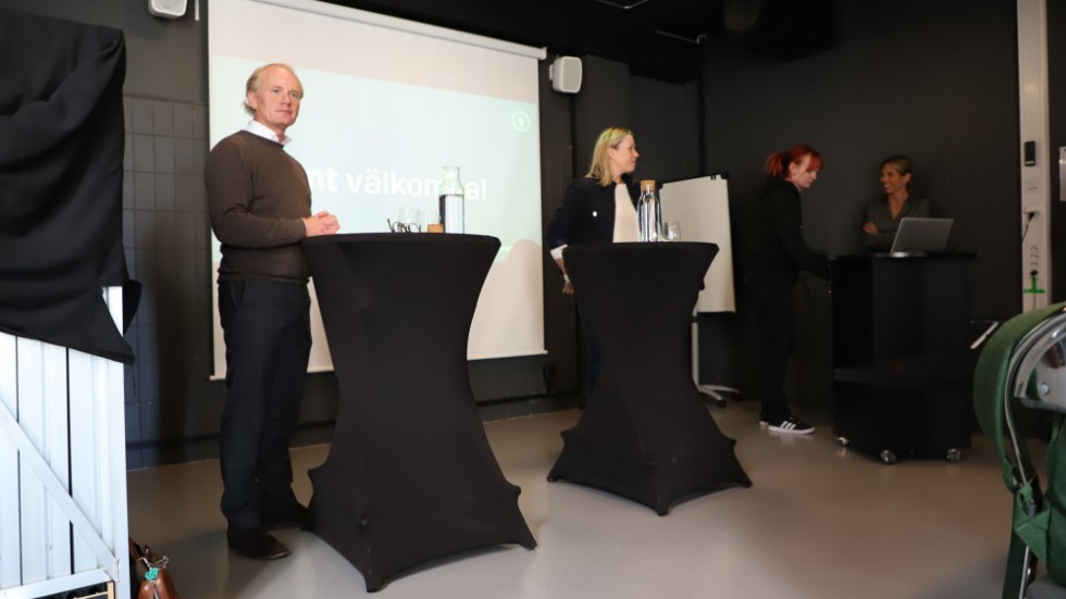 Mannersons vd Carl-Fredrik Grönhagen och Sankt kors vd Anna-Maria Jakobsson på presskonferensen på Skylten.
