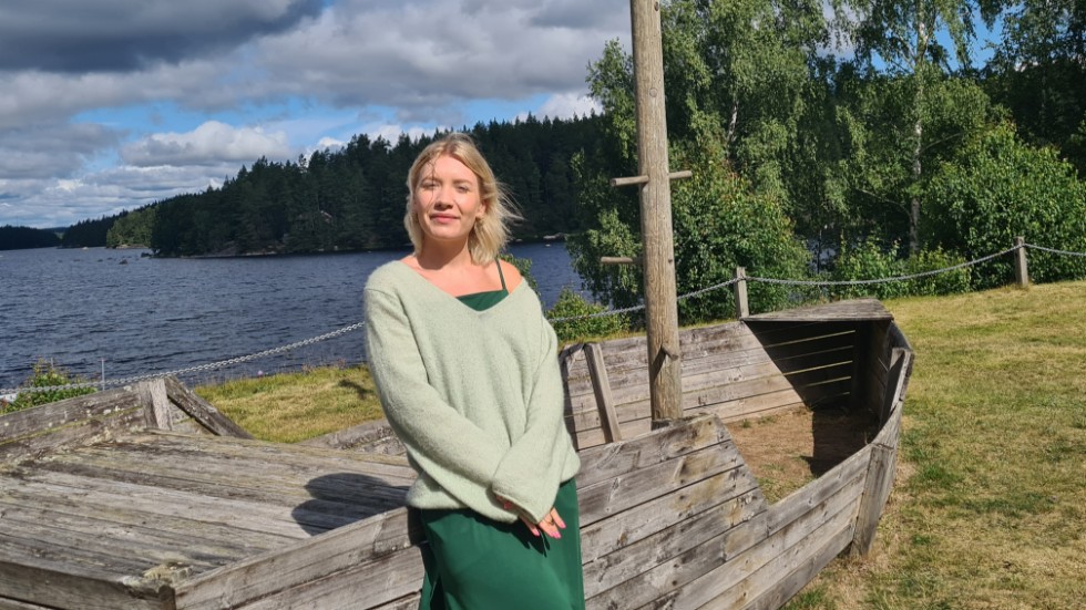 Artisten Elin "Namelle" Namnieks spenderar tid av sommaren hemma i Locknevi där hon får chansen att andas ut och koppla bort livet i musikbranchsen. Ortens badplats vid sjön Anen har blivit hennes ställe att koppla av. 