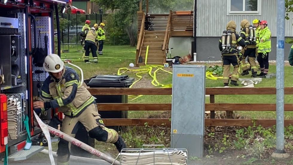 Räddningstjänsten är på plats i Storebro efter larm om brand i villa. 