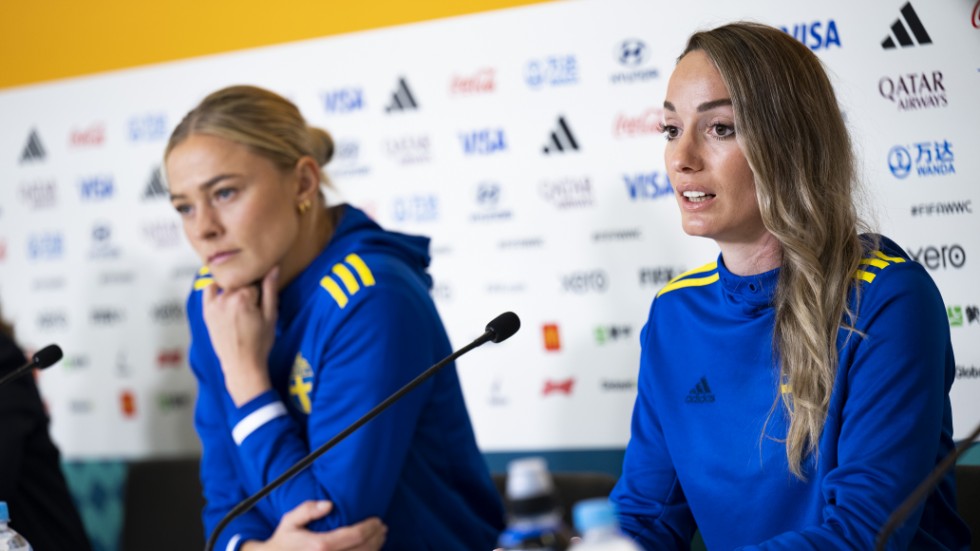 Landslagsspelarna Fridolina Rolfö och Kosovare Asllani vid pressträffen på matcharenan dagen innan åttondelsfinalen mot USA i Melbourne vid fotbolls-VM i Australien.