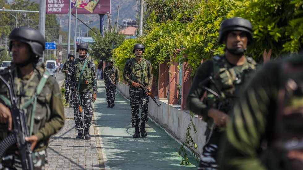 Paramilitära indiska styrkor i Srinagar, i den del av Kashmir som styrs av Indien. Bilden är tagen i ett annat sammanhang i september i år.